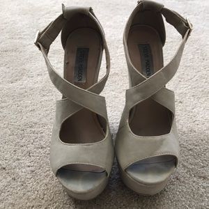 CREME STEVE MADDEN WEDGES
